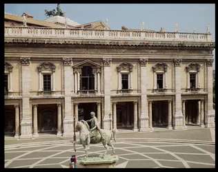 Uitzicht op het Palazzo Nuovo en het ruiterstandbeeld van Marcus Aurelius