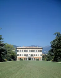 Uitzicht op de gevel van Villa reale di Marlia (of Palazzo Orsetti)