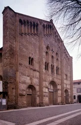 Zicht op de gevel van de kerk van San Michele Maggiore