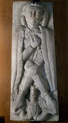 Krijger hurkend met draak, stenen bas-reliëf