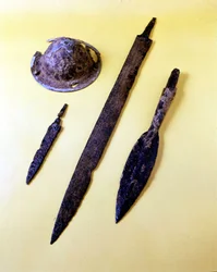 Wapens van een Lombardische krijger: schildparaplu, dolk, zwaard en speerpunt. Museum van Cividale del Friuli.