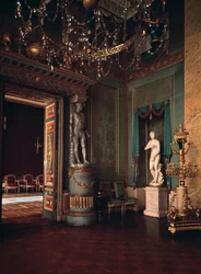 De blauwe zaal van het Ostankino-paleis in Moskou