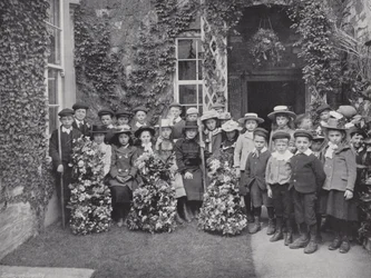 Garland Dag in Abbotsbury, Kinderen met Guirlandes