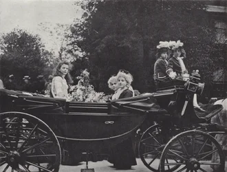 Knutsford May Day Festival, de Koningin en Begeleiders