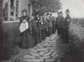 De Biddenden Maids Charity, uitdelen van Brood en Kaas