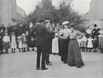 De Northumbrian Baal Vuur, Dorpsbewoners Dansen