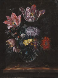 Een glazen vaas met bloemen