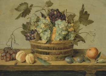 Nectarines en druiven in een mand op een tafel, met pruimen, sinaasappels, een vlinder en een kever