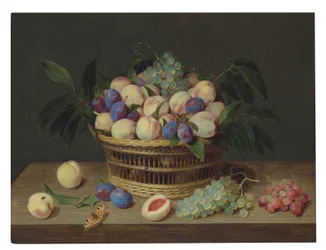 Perziken, pruimen en druiven in een rieten mand, met fruit en een vlinder op een houten tafel