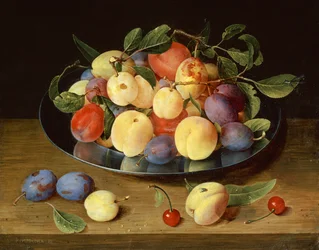 Pruimen en perziken op een tinnen bord