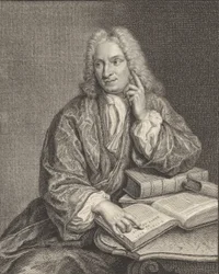 Kniestuk van Hendrik Snakenburg, zittend aan een tafel met enkele boeken