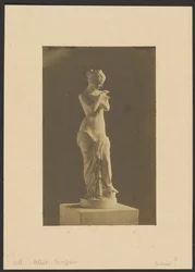 [Standbeeld van vrouw].