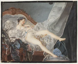 Een naakt meisje, op haar rug liggend op een canapé tussen grote draperieën