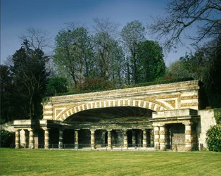 Frankrijk, Chatou (Yvelines): De Nymphee de Soufflot gebouwd om een bron te huisvesten. Architectuur van Soufflot (de architect van het Pantheon) tussen 1774 en 1777.