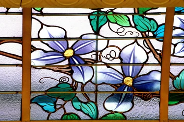 Nancy (departement 54), Art Nouveau, La verriere aux Clematites (1901) - detail, Glas-in-lood door Jacques Gruber (1870-1936), bij Credit Lyonnais, rue St Georges