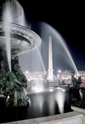 Uitzicht op de fontein gemaakt door Jacques Ignace Hittorff en de obelisk van Place de la Concorde in Parijs