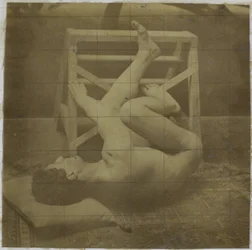 Studie van een mannelijk naaktmodel, liggend met benen tegen trapje omhoog, in het atelier van Jacques de Lalaing