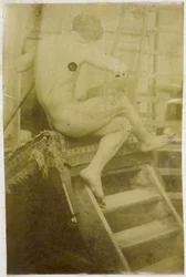 Studie van een mannelijk naaktmodel, op de rug gezien en gezeten op een trapje in atelier van Jacques de Lalaing