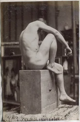 Studie van een mannelijk naaktmodel, zittend en van opzij gezien, in het atelier van Jacques de Lalaing