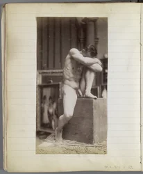 Studie van een zittend mannelijk naaktmodel in het atelier van Jacques de Lalaing