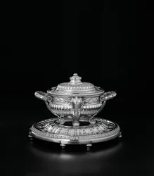 Louis XV soepterrine, deksel en standaard van de Orloff-service