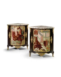 Een paar Louis XV coromandel encoignures, midden 18e eeuw