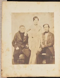 [Portret van een vrouw en twee mannen].
