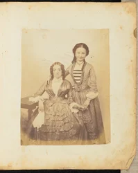 [Portret van twee vrouwen die elkaars hand vasthouden].