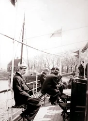 Bootpassagiers, Broek, Nederland, 1898