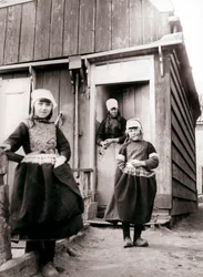 Meisjes in traditionele kleding, Marken, Nederland, 1898