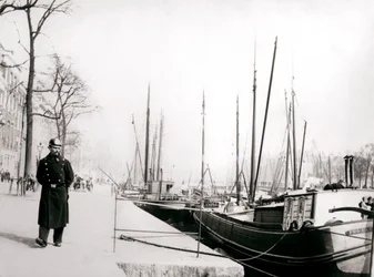 Politieagent bij een kanaal, Rotterdam, 1898