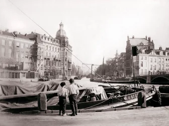Twee jongens bij een kanaal, Rotterdam, 1898