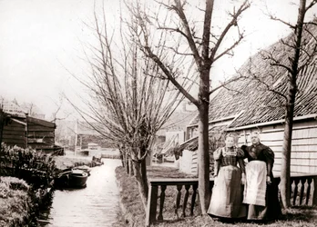 Twee vrouwen aan een kanaaloever, Broek, Nederland, 1898