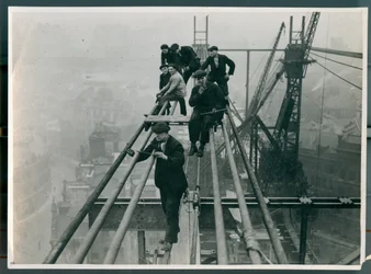 Arbeiders gevaarlijk hoog op de opkomende Tyne Bridge in 1927