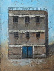 Rustiek gebouw met blauwe deur