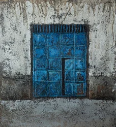 Verweerde blauwe raamwand