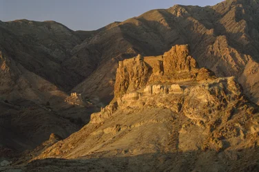 Een verwoeste vesting die ooit door de Assassijnen, een extremistische sekte, werd gebruikt. Dichtbij Semnan, Noord-Iran.