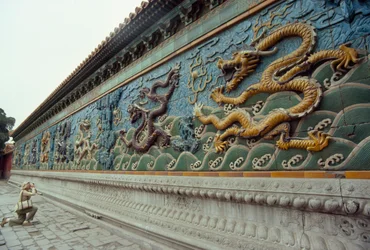 Een vrouw fotografeert het Negen-Draken Scherm. Beihai Park, Beijing, Volksrepubliek China