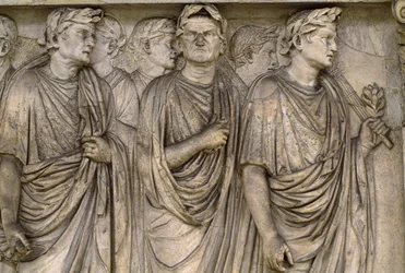 Ara Pacis Augustae, een vrijstaand altaar van een groep weduwen, magistraten, priesters