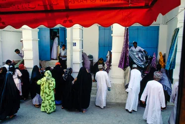 Markt buiten in Muscat, Oman handelaren tonen textiel