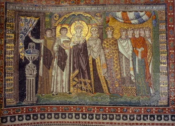 Mozaïeken tonen keizerin Theodora geflankeerd door haar bedienden. San Vitale Kerk, Ravenna, Italië