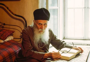 Portret van een oosters-orthodoxe priester, lezend. Rila-klooster, Rila, Bulgarije