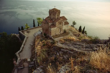 De regio Ohrid is een werelderfgoedlocatie. Kerk van Sint Jan Kaneo, Meer van Ohrid, Joegoslavië