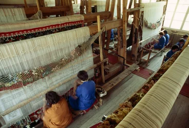 Vrouwen werken aan een groot tapijtweefgetouw. Kotel, Bulgarije