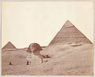 Egypte. Gizeh. Sfinx tegen de achtergrond van de piramiden van Cheops en Mykerinos