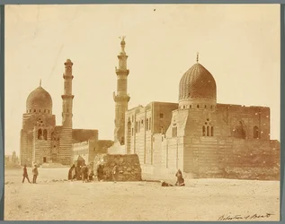 Egypte. Caïro. Twee religieuze grafcomplexen in de Noordelijke Necropolis: van de Mammelukse sultan Inal, midden 15e eeuw [rechts], en van de Mammelukse emir Kurkumas, begin 16e eeuw [links]
