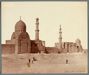 Egypte. Caïro. Twee religieuze grafcomplexen in de Noordelijke Necropolis: van de Mammelukse sultan Inal (midden 15e eeuw) [rechts] en de Mammelukse emir Kurkumas (begin 16e eeuw) [links]