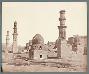 Egypte. Caïro. Zuidelijke necropolis. Op de voorgrond de minaret bij het mausoleum van Ali Badr Al-Karafi (1300-1310), op de achtergrond de Kusum-minaret uit de Mammelukkentijd