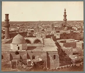 Egypte. Caïro. Algemeen gezicht - op de achtergrond de madrasa-mausoleum van Umm As-Sultan Sza