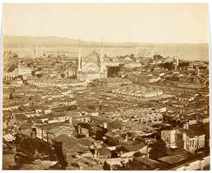 ‘Nuri Osmaniye’ [Istanbul. Stadsgezicht met moskeeën: de Nuruosmaniye-moskee (in het midden), de Blauwe Moskee (rechts op de achtergrond) en Ayasofya (Hagia Sophia) (links)]